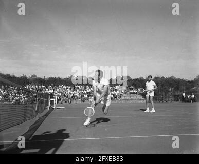 Tennis. Wimbledon-Stars in Noordwijk, wahrscheinlich. Huber (vorne) und Ulrich (hinten), 7. Juli 1957, TENNIS, Niederlande, Foto der Presseagentur des 20. Jahrhunderts, News to Remember, Dokumentarfilm, historische Fotografie 1945-1990, visuelle Geschichten, Menschliche Geschichte des zwanzigsten Jahrhunderts, Momente in der Zeit festzuhalten Stockfoto