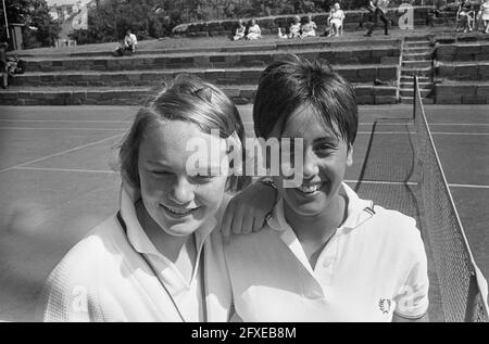 Tennismeisterschaften, links Ada Bakker und rechts Judith Salome, 12. August 1965, Meisterschaften, Tennis, Niederlande, Presseagentur des 20. Jahrhunderts, Foto, Nachrichten zum erinnern, Dokumentarfilm, historische Fotografie 1945-1990, visuelle Geschichten, Menschliche Geschichte des zwanzigsten Jahrhunderts, Momente in der Zeit festzuhalten Stockfoto