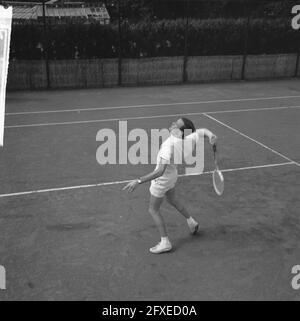 Tennis in Santpoort, Tom Okker in Aktion, 30. Juli 1965, TENNIS, Niederlande, 20. Jahrhundert Presseagentur Foto, Nachrichten zu erinnern, Dokumentarfilm, historische Fotografie 1945-1990, visuelle Geschichten, Menschliche Geschichte des zwanzigsten Jahrhunderts, Momente in der Zeit festzuhalten Stockfoto