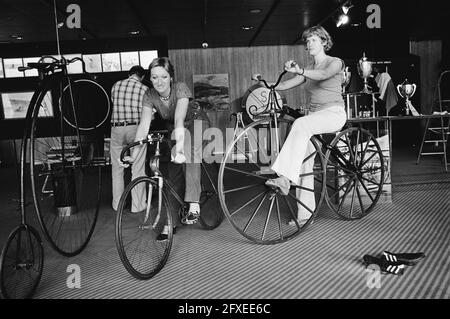 Ausstellung Radfahren.... von Jaap Eden nach de Kneet in Amstelveen; Fahrrad der Marke Burgers aus dem Jahr 1870 und ein japanisches Rennrad aus Holz aus dem Jahr 1920, 16. August 1979, Fahrräder, Geschichte, Ausstellungen, Niederlande, 20. Jahrhundert Presseagentur Foto, Nachrichten zu erinnern, Dokumentarfilm, historische Fotografie 1945-1990, visuelle Geschichten, Menschliche Geschichte des zwanzigsten Jahrhunderts, Momente in der Zeit festzuhalten Stockfoto