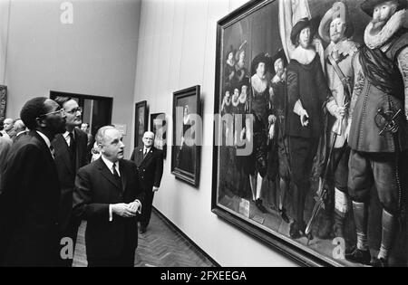 König Moshoeshoe II. Von Lesoto besucht das Rijksmuseum Adam König Moshoeshoe II., mr. Pesch, A. van Schendel by painting, 9. April 1970, Museen, Gemälde, Niederlande, Presseagentur des 20. Jahrhunderts, Foto, Nachrichten zum erinnern, Dokumentarfilm, historische Fotografie 1945-1990, visuelle Geschichten, Menschliche Geschichte des zwanzigsten Jahrhunderts, Momente in der Zeit festzuhalten Stockfoto