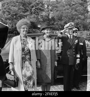 König Olav in Rotterdam, von links nach rechts Königin Juliana, Prinzessin Beatrix und Prinz Bernhard, 11. September 1964, Königinnen, Niederlande, 20. Jahrhundert Presseagentur Foto, Nachrichten zu erinnern, Dokumentarfilm, historische Fotografie 1945-1990, visuelle Geschichten, Menschliche Geschichte des zwanzigsten Jahrhunderts, Momente in der Zeit festzuhalten Stockfoto