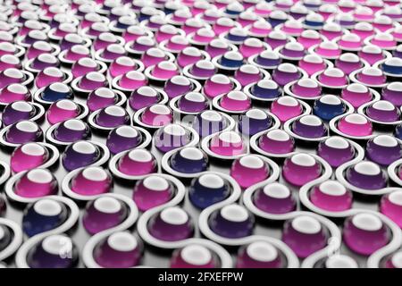 3d-Darstellung von Neonkugeln in geraden Reihen auf einem rosa Stoff. Muster mit den gleichen Perlen. Stockfoto