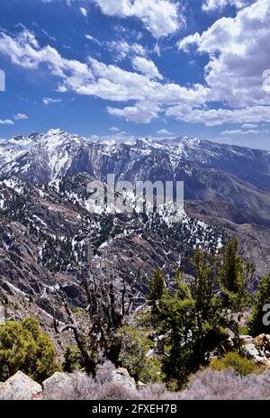 Wasatch Front Mount Olympus Peak Wanderweg inspirierende Aussichten im Frühling über Bonneville Shoreline, Rocky Mountains, Salt Lake City, Utah. Usa Stockfoto