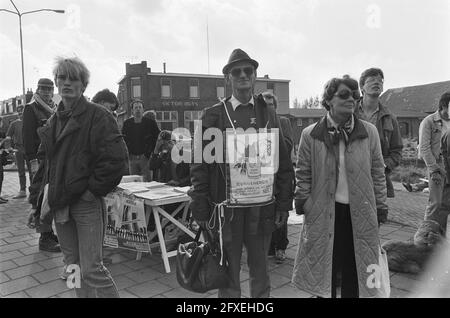 Standortbesetzung Moerdijk gegen neue Kernkraftwerke; Jung und Alt auf dem Montageplatz in Lage Zwaluwe, 5. Oktober 1985, KONFERENZ, Kernkraftwerke, Niederlande, 20. Jahrhundert Presseagentur Foto, Nachrichten zu erinnern, Dokumentarfilm, historische Fotografie 1945-1990, visuelle Geschichten, Menschliche Geschichte des zwanzigsten Jahrhunderts, Momente in der Zeit festzuhalten Stockfoto