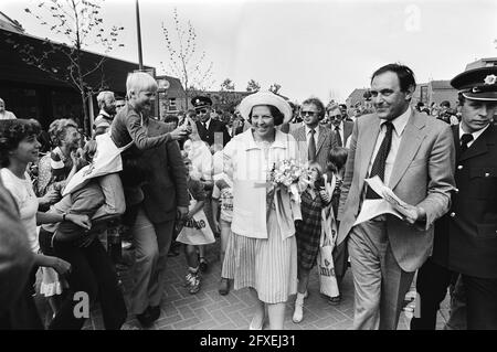 Königin Beatrix besucht Almere; Ihre Majestät unter begeisterter Menschenmenge, 11. Juni 1980, Königinnen, Niederlande, 20. Jahrhundert Presseagentur Foto, Nachrichten zu erinnern, Dokumentarfilm, historische Fotografie 1945-1990, visuelle Geschichten, Menschliche Geschichte des zwanzigsten Jahrhunderts, Momente in der Zeit festzuhalten Stockfoto