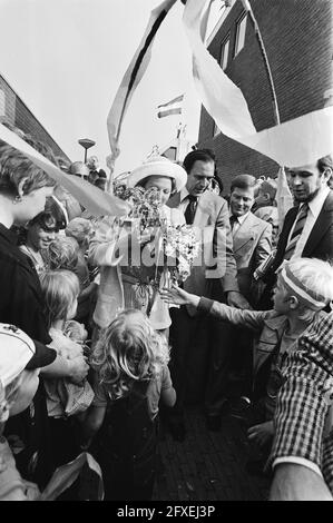 Königin Beatrix besucht Almere; Ihre Majestät unter begeisterter Menschenmenge, 11. Juni 1980, Königinnen, Niederlande, 20. Jahrhundert Presseagentur Foto, Nachrichten zu erinnern, Dokumentarfilm, historische Fotografie 1945-1990, visuelle Geschichten, Menschliche Geschichte des zwanzigsten Jahrhunderts, Momente in der Zeit festzuhalten Stockfoto