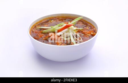 Hühnersuppe, garniert mit Gemüse in einem weißen angeordnet Schale mit weißer Textur oder Hintergrund Stockfoto