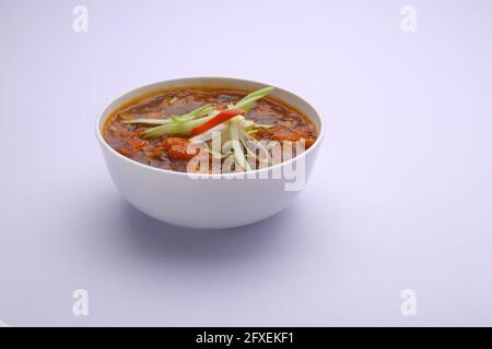 Hühnersuppe, garniert mit Gemüse in einem weißen angeordnet Schale mit weißer Textur oder Hintergrund Stockfoto