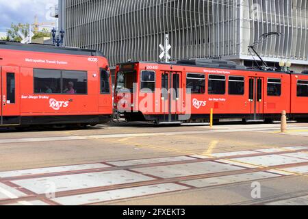 Der MTS - Metropolitan Transit System Trolly Light Rail Transit Zug, der durch das Zentrum von San Diego, Kalifornien, fährt. Stockfoto