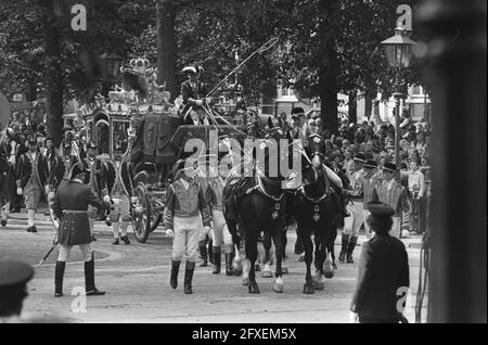 Königin Beatrix und Gefolge während der Tour durch Den Haag mit dem goldenen Bus, 16. September 1980, Kutschen, Valets, Horses, public, Niederlande, 20. Jahrhundert Presseagentur Foto, Nachrichten zu erinnern, Dokumentarfilm, historische Fotografie 1945-1990, visuelle Geschichten, Menschliche Geschichte des zwanzigsten Jahrhunderts, Momente in der Zeit festzuhalten Stockfoto