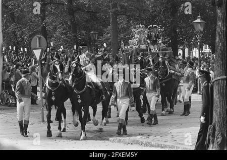 Königin Beatrix und Gefolge während der Tour durch Den Haag mit dem goldenen Bus, 16. September 1980, Kutschen, Valets, Horses, public, Niederlande, 20. Jahrhundert Presseagentur Foto, Nachrichten zu erinnern, Dokumentarfilm, historische Fotografie 1945-1990, visuelle Geschichten, Menschliche Geschichte des zwanzigsten Jahrhunderts, Momente in der Zeit festzuhalten Stockfoto