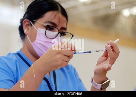 Queretaro, Mexiko. Mai 2021. Eine Krankenschwester hält die Impfspritze und eine Ampulle des Pfizer-Impfstoffes in einem Impfzentrum. Die Gesundheitsbehörden führen in den Ecocentro Expositor-Einrichtungen einen Impftag im Alter zwischen 50 und 59 Jahren durch. Darüber hinaus wurden andere Gruppen wie Schwangere sowie Zahnärzte und einige Privatärzte zitiert. (Foto von Cesar Gomez/SOPA Images/Sipa USA) Quelle: SIPA USA/Alamy Live News Stockfoto