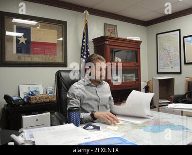 Del Rio, USA. Mai 2021. Bruno Lozano, demokratischer Bürgermeister der US-Grenzstadt Del Rio, sitzt an seinem Schreibtisch im Rathaus. (To dpa: 'Bidens Problemzone') Quelle: Lena Klimkeit/dpa/Alamy Live News Stockfoto