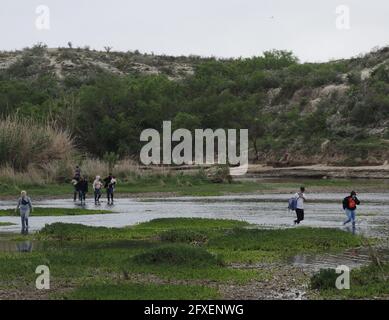 Del Rio, USA. Mai 2021. Mehrere Migranten aus Venezuela überqueren den Rio Grande an einem flachen Punkt von Mexiko in die USA in der Nähe der Grenzstadt im US-Bundesstaat Texas. (To dpa: 'Bidens Problemzone') Quelle: Lena Klimkeit/dpa/Alamy Live News Stockfoto