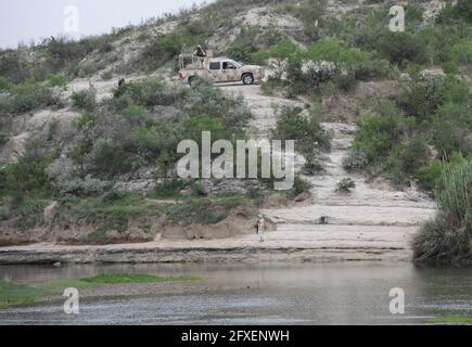 Del Rio, USA. Mai 2021. Blick von der US-Grenzstadt über den Rio Grande auf die mexikanische Seite, wo ein mexikanisches Militärfahrzeug und Soldaten zu sehen sind. (To dpa: 'Bidens Problemzone') Quelle: Lena Klimkeit/dpa/Alamy Live News Stockfoto