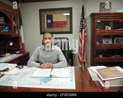 Del Rio, USA. Mai 2021. Bruno Lozano, demokratischer Bürgermeister der US-Grenzstadt Del Rio, sitzt an seinem Schreibtisch im Rathaus. (To dpa: 'Bidens Problemzone') Quelle: Lena Klimkeit/dpa/Alamy Live News Stockfoto