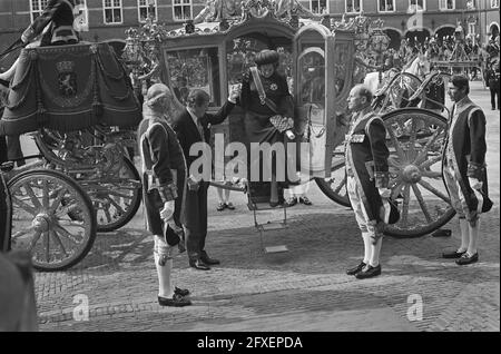 Königin Beatrix und Prinz Claus, als sie aus dem Goldenen Bus bei der Ankunft in Ridderzaal, 16. September 1980, Wagen, Königinnen, Prinzen, Niederlande, Presseagentur des 20. Jahrhunderts, Foto, Nachrichten zu erinnern, Dokumentarfilm, historische Fotografie 1945-1990, visuelle Geschichten, Menschliche Geschichte des zwanzigsten Jahrhunderts, Momente in der Zeit festzuhalten Stockfoto