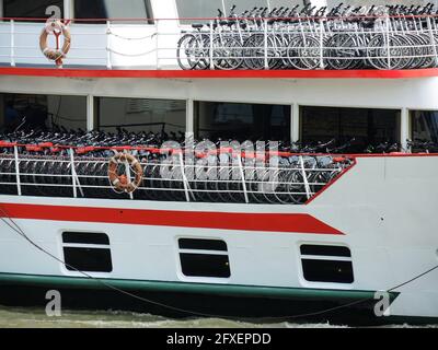 NOVI, SERBIEN - 18. August 2016: Novi Sad, Serbien, 18. August 2016. - Fahrräder, die auf einem Schiff für Touristen, die um die Welt reisen, geparkt sind Stockfoto