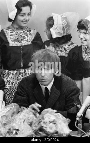 Ankunft der Beatles am Flughafen Schiphol, die Beatles während der Pressekonferenz; George Harrison, 5. Juni 1964, Ankunft, Kostüme, Musiker, Pressekonferenzen, Popgruppen, Porträts, Niederlande, Presseagentur des 20. Jahrhunderts, Foto, Nachrichten zum erinnern, Dokumentarfilm, historische Fotografie 1945-1990, visuelle Geschichten, Menschliche Geschichte des zwanzigsten Jahrhunderts, Momente in der Zeit festzuhalten Stockfoto