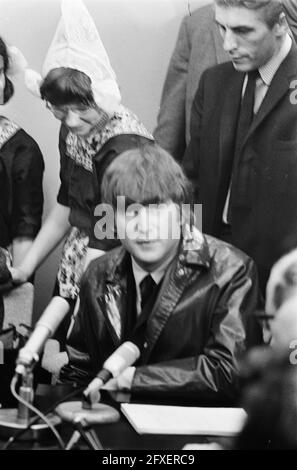 Ankunft der Beatles am Flughafen Schiphol, die Beatles während der Pressekonferenz. John Lennon, 5. Juni 1964, Musik, Musiker, Pressekonferenzen, Popgruppen, Porträts, Niederlande, Foto der Presseagentur des 20. Jahrhunderts, Nachrichten, die man sich merken sollte, Dokumentarfilm, historische Fotografie 1945-1990, visuelle Geschichten, Menschliche Geschichte des zwanzigsten Jahrhunderts, Momente in der Zeit festzuhalten Stockfoto