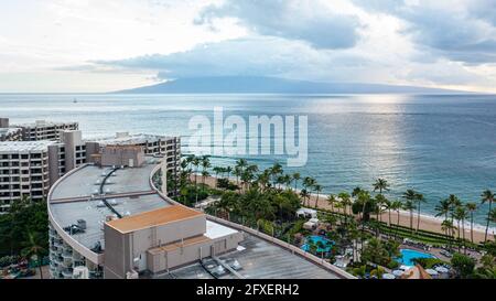 Luftaufnahme des Ozeans und der Insel mit Blick auf das Dach des Hotels Auf Maui Stockfoto