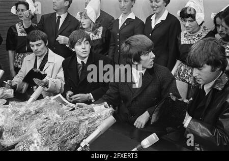 Ankunft der Beatles am Flughafen Schiphol, der Beatles während der Pressekonferenz. Flrs Jimmy Nicol, Ersatz für Ringo Starr, Paul McCartney, George Harrison, John Lennon, Juni 5, 1964, Musik, Pressekonferenzen, Popgruppen, Niederlande, 20. Jahrhundert Presseagentur Foto, Nachrichten zu erinnern, Dokumentarfilm, historische Fotografie 1945-1990, visuelle Geschichten, Menschliche Geschichte des zwanzigsten Jahrhunderts, Momente in der Zeit festzuhalten Stockfoto