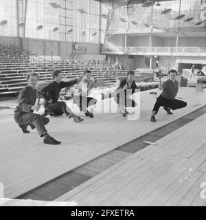 Tischler, die in der Apollo-Halle Tanzfläche für die georgische Tanzgruppe machen, vergaben eine Melodie der Tanzkunst, 29. Oktober 1962, TIMMERLIEDEN, Niederlande, 20. Jahrhundert Presseagentur Foto, Nachrichten zu erinnern, Dokumentarfilm, historische Fotografie 1945-1990, visuelle Geschichten, Menschliche Geschichte des zwanzigsten Jahrhunderts, Momente in der Zeit festzuhalten Stockfoto