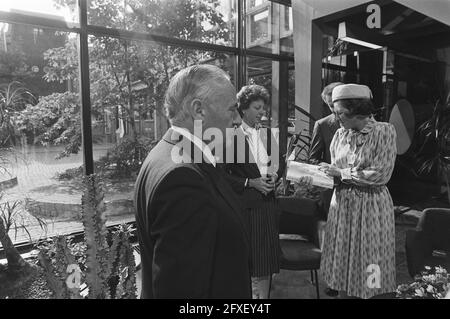 Königin Beatrix erhält im Dr. Neherlaboratorium in Leidschendam (Entwicklungslabor der PTT) von links nach rechts das Jubiläumsbuch Honderd jaar telefonie (hundert Jahre Telefonie) von Herrn Ph. Leenman (Generaldirektor der PTT), Frau Smit-Kroes (Staatssekretärin für Verkehr, öffentliche Arbeiten und Wasserwirtschaft) und Herr A. Boesvelt (Direktor des Dr. Neherlaboratoriums), 1. September 1981, Besuche, Direktoren, Jubiläen, Jubiläumspublikationen, Königinnen, Laboratorien, Staatssekretäre, Telefonie, Niederlande, Presseagentur des 20. Jahrhunderts Foto, Nachrichten zu erinnern, Dokumentarfilm, historisch Stockfoto