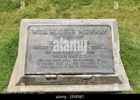 SANTA MONICA, KALIFORNIEN - 25. MAI 2021: Plakette des will Rogers Highway im Palisades Park, an der Kreuzung von Ocean Avenue und Santa Monica Boulevard. Stockfoto