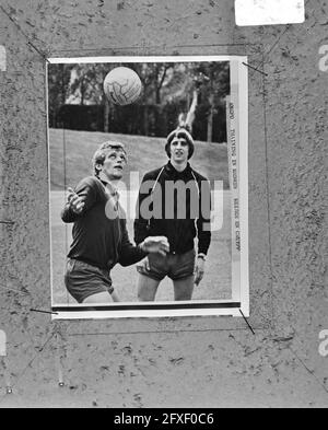 Training Ajax in Madrid vor dem Spiel gegen AC Milan Keizer und J. Cruyff, Schlagzeilen, 27. Mai 1969, Sport, Training, Fußballer, Niederlande, Foto der Presseagentur des 20. Jahrhunderts, zu erinnerende Nachrichten, Dokumentation, historische Fotografie 1945-1990, visuelle Geschichten, Menschliche Geschichte des zwanzigsten Jahrhunderts, Momente in der Zeit festzuhalten Stockfoto