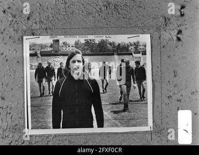 Training Ajax in Madrid vor dem Spiel gegen AC Milan J. Cruyff vorne, 27. Mai 1969, Sport, Training, Fußballer, Spiele, Niederlande, Presseagentur des 20. Jahrhunderts, News to remember, Dokumentarfilm, historische Fotografie 1945-1990, visuelle Geschichten, Menschliche Geschichte des zwanzigsten Jahrhunderts, Momente in der Zeit festzuhalten Stockfoto