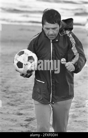 Training Ajax in Wassenaar; Trainer Ivic am Strand, 1. November 1977, Sport, Trainer, Fußballspieler, Niederlande, Foto der Presseagentur des 20. Jahrhunderts, zu erinnerende Nachrichten, Dokumentarfilm, historische Fotografie 1945-1990, visuelle Geschichten, Menschliche Geschichte des zwanzigsten Jahrhunderts, Momente in der Zeit festzuhalten Stockfoto