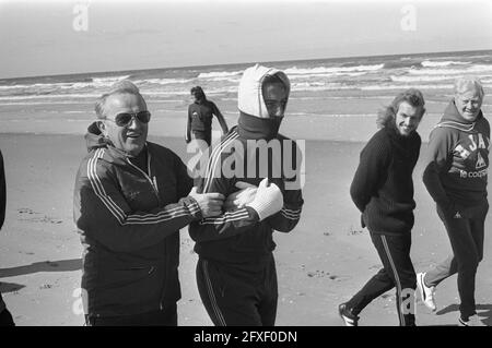 Training Ajax am Strand von Wassenaar, Trainer Kovacs und Johan Neeskens (rechts), 10. April 1973, Sport, Strände, Trainer, Fußball, Niederlande, Foto der Presseagentur des 20. Jahrhunderts, zu erinnerende Nachrichten, Dokumentarfilm, historische Fotografie 1945-1990, visuelle Geschichten, Menschliche Geschichte des zwanzigsten Jahrhunderts, Momente in der Zeit festzuhalten Stockfoto