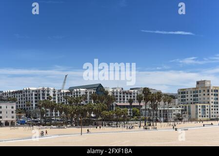 SANTA MONICA, KALIFORNIEN - 25. MAI 2021: Blick vom Santa Monica Pier auf den Ocean Front Walk und den ursprünglichen Muscle Beach-Platz. Stockfoto