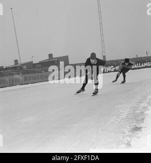 Training des niederländischen Kernteams auf der künstlichen Eisbahn Deventer. Arie Zee, 12. Dezember 1963, Skaten, Sport, Niederlande, Presseagentur des 20. Jahrhunderts, Foto, Nachrichten zum erinnern, Dokumentarfilm, historische Fotografie 1945-1990, visuelle Geschichten, Menschliche Geschichte des zwanzigsten Jahrhunderts, Momente in der Zeit festzuhalten Stockfoto