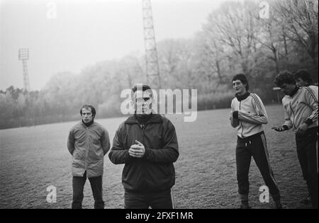 Ausbildung der niederländischen Nationalmannschaft (Zeist); Trainer Zwartkruis im Gespräch, 18. Dezember 1978, Teams, Sport, Fußball, Niederlande, Foto der Presseagentur des 20. Jahrhunderts, zu erinnerende Nachrichten, Dokumentarfilm, historische Fotografie 1945-1990, visuelle Geschichten, Menschliche Geschichte des zwanzigsten Jahrhunderts, Momente in der Zeit festzuhalten Stockfoto