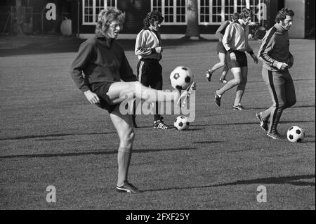 Training der niederländischen Nationalmannschaft in Zeist, 28. August 1972, Sport, Fußball, Niederlande, Presseagentur des 20. Jahrhunderts, Foto, Nachrichten zum erinnern, Dokumentarfilm, historische Fotografie 1945-1990, visuelle Geschichten, Menschliche Geschichte des zwanzigsten Jahrhunderts, Momente in der Zeit festzuhalten Stockfoto