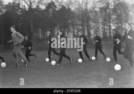 Ausbildung der niederländischen Nationalmannschaft in Zeist, 12. November 1964, Sport, Fußball, Niederlande, 20. Jahrhundert Presseagentur Foto, Nachrichten zu erinnern, Dokumentarfilm, historische Fotografie 1945-1990, visuelle Geschichten, Menschliche Geschichte des zwanzigsten Jahrhunderts, Momente in der Zeit festzuhalten Stockfoto