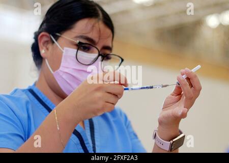 Queretaro, Mexiko. Mai 2021. Eine Krankenschwester hält die Impfspritze und eine Ampulle des Pfizer-Impfstoffes in einem Impfzentrum. Die Gesundheitsbehörden führen in den Ecocentro Expositor-Einrichtungen einen Impftag im Alter zwischen 50 und 59 Jahren durch. Darüber hinaus wurden andere Gruppen wie Schwangere sowie Zahnärzte und einige Privatärzte zitiert. Kredit: SOPA Images Limited/Alamy Live Nachrichten Stockfoto