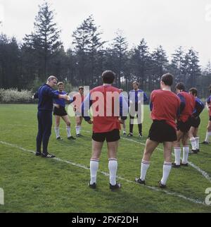Training der niederländischen Fußballnationalmannschaft in Zeist; Training, 9. Juni 1968, Sport, Training, Fußball, Niederlande, Foto der Presseagentur des 20. Jahrhunderts, zu erinnerende Nachrichten, Dokumentarfilm, historische Fotografie 1945-1990, visuelle Geschichten, Menschliche Geschichte des zwanzigsten Jahrhunderts, Momente in der Zeit festzuhalten Stockfoto