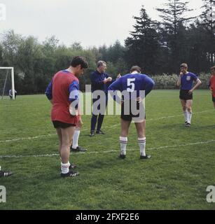 Training der niederländischen Fußballnationalmannschaft in Zeist; Training, 9. Juni 1968, Sport, Training, Fußball, Niederlande, Foto der Presseagentur des 20. Jahrhunderts, zu erinnerende Nachrichten, Dokumentarfilm, historische Fotografie 1945-1990, visuelle Geschichten, Menschliche Geschichte des zwanzigsten Jahrhunderts, Momente in der Zeit festzuhalten Stockfoto