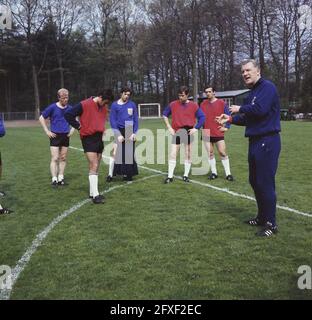 Training der niederländischen Fußballnationalmannschaft in Zeist; Training, 9. Juni 1968, Sport, Training, Fußball, Niederlande, Foto der Presseagentur des 20. Jahrhunderts, zu erinnerende Nachrichten, Dokumentarfilm, historische Fotografie 1945-1990, visuelle Geschichten, Menschliche Geschichte des zwanzigsten Jahrhunderts, Momente in der Zeit festzuhalten Stockfoto