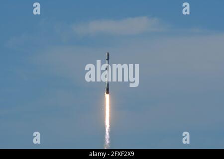Cape Canaveral, Usa. Mai 2021. Eine SpaceX Falcon 9-Rakete hebt von Pad 40 auf der Cape Canaveral Space Force Station ab, die den 29. Stapel von rund 60 Satelliten als Teil des Starlink-Breitband-Internet-Netzwerks von SpaceX trägt. Der erste Stage Booster landete erfolgreich auf einem Drohnenschiff im Atlantik. (Foto von Paul Hennessy/SOPA Images/Sipa USA) Quelle: SIPA USA/Alamy Live News Stockfoto