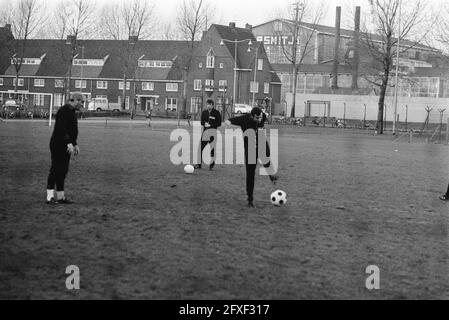 Training des AC Milan Eleven auf einem Seitenfeld des Feyenoord Stadions in Rotterdam, 24. November 1969, Fußballspieler, Fußballfelder, Niederlande, Presseagentur des 20. Jahrhunderts, Foto, Nachrichten zum erinnern, Dokumentarfilm, historische Fotografie 1945-1990, visuelle Geschichten, Menschliche Geschichte des zwanzigsten Jahrhunderts, Momente in der Zeit festzuhalten Stockfoto