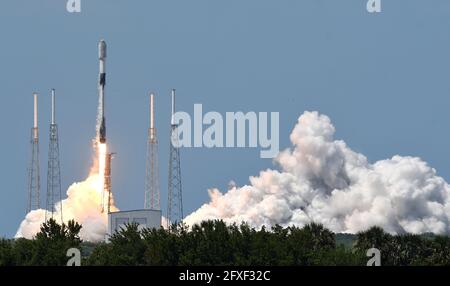 Cape Canaveral, Usa. Mai 2021. Eine SpaceX Falcon 9-Rakete hebt von Pad 40 auf der Cape Canaveral Space Force Station ab, die den 29. Stapel von rund 60 Satelliten als Teil des Starlink-Breitband-Internet-Netzwerks von SpaceX trägt. Der erste Stage Booster landete erfolgreich auf einem Drohnenschiff im Atlantik. Kredit: SOPA Images Limited/Alamy Live Nachrichten Stockfoto