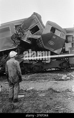 Zugunfall in der Nähe von Beesd. Das vordere Ende eines Personenzuges kam auf eine Lokomotive, 25. August 1967, Zugkollisionen, Lokomotiven, Personenzüge, Niederlande, Presseagentur des 20. Jahrhunderts, Foto, zu erinnerende Nachrichten, Dokumentarfilm, historische Fotografie 1945-1990, visuelle Geschichten, Menschliche Geschichte des zwanzigsten Jahrhunderts, Momente in der Zeit festzuhalten Stockfoto