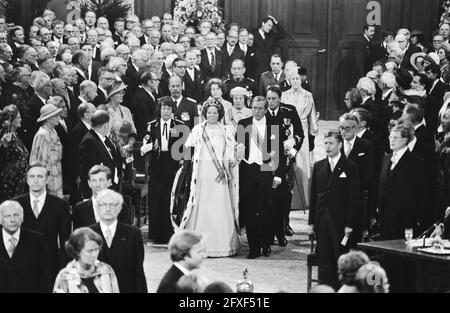 Thronwechsel April 30, Nieuwe Kerk, Königin Beatrix und Prinz Claus beim Eintritt in die Kirche, u.a. Premierminister van Agt und Min. Wiegel, 30. April 1980, Einweihungen, Kirchen, Niederlande, Presseagentur des 20. Jahrhunderts, Foto, Nachrichten zum erinnern, Dokumentarfilm, historische Fotografie 1945-1990, visuelle Geschichten, Menschliche Geschichte des zwanzigsten Jahrhunderts, Momente in der Zeit festzuhalten Stockfoto