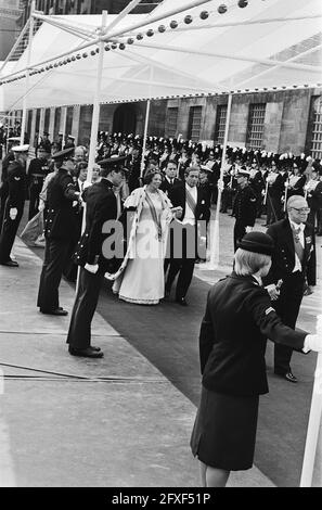 Thronwechsel 30. April, Königin Beatrix und Prinz Claus gehen unter Pergola in die Neue Kirche zur Einweihung, 30. April 1980, Thronwechsel, Einweihungen, Niederlande, Presseagentur des 20. Jahrhunderts, Foto, Nachrichten zum erinnern, Dokumentarfilm, historische Fotografie 1945-1990, visuelle Geschichten, Menschliche Geschichte des zwanzigsten Jahrhunderts, Momente in der Zeit festzuhalten Stockfoto