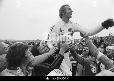 TT Assen; Wil Hartog auf Schultern nach Sieg in der 500ccm-Klasse, 25. Juni 1977, Motorradfahrer, Motorsport, Niederlande, Presseagentur des 20. Jahrhunderts, Foto, Nachrichten zum erinnern, Dokumentarfilm, historische Fotografie 1945-1990, visuelle Geschichten, Menschliche Geschichte des zwanzigsten Jahrhunderts, Momente in der Zeit festzuhalten Stockfoto